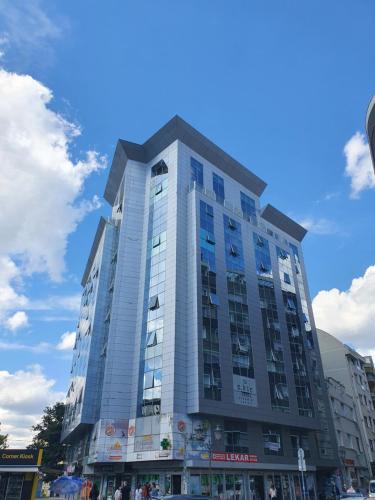 ノヴィサドにあるBoulevard Studio Apartmentの青い空が広がる街の通りにある高層ビル