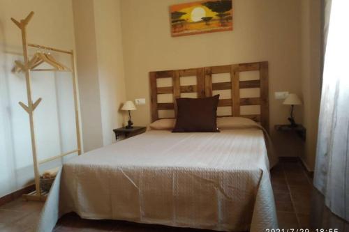 sypialnia z dużym łóżkiem w pokoju w obiekcie Casa rural Los Alcaidejos con piscina w Maladze