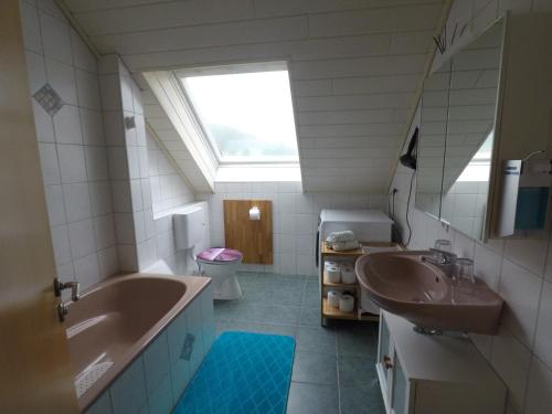 Ein Badezimmer in der Unterkunft Ferienwohnung Leutkirch offen hell hoch schöne Aussicht