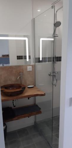 Thonville的住宿－Relais saint vincent，一间带木制水槽和淋浴的浴室