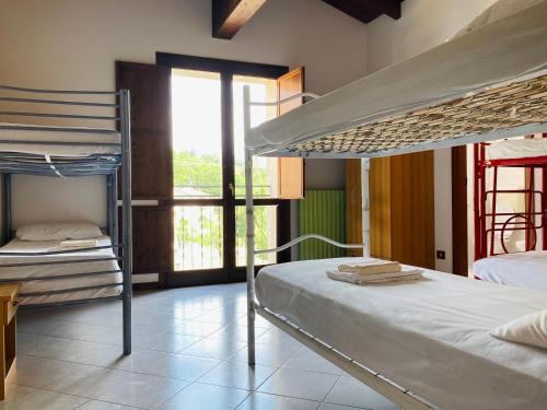 Katil dua tingkat atau katil-katil dua tingkat dalam bilik di Acatú