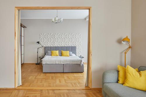 Postel nebo postele na pokoji v ubytování Mid-Century Modern Flat in New Town by Prague Days
