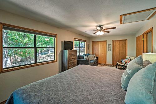 1 dormitorio con 1 cama y ventilador de techo en Home with Large Deck on Table Rock Lake!, en Golden