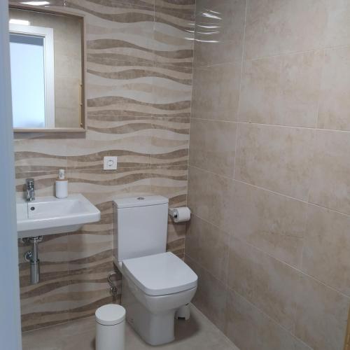 a bathroom with a toilet and a sink at Apartamento Carlos in Rota