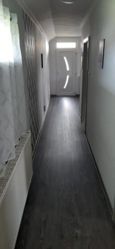 a hallway of an empty room with a hallway at Hajnalka vendégház in Bük