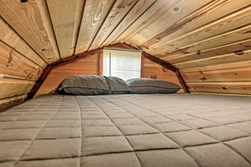 Un pat sau paturi într-o cameră la The Gosling Studio Cabin with River Access!