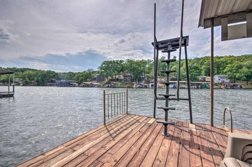 Rocky MountにあるLakefront Rocky Mount Escape with Dock and Grill!のギャラリーの写真