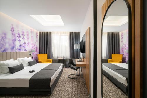 En eller flere senger på et rom på Mercure Medias Binderbubi Hotel And Spa