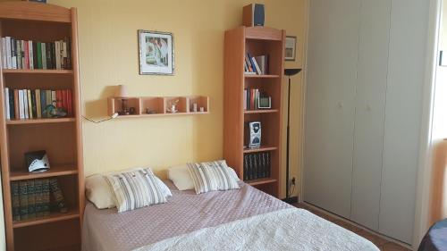 a bedroom with a bed with two pillows on it at Joli studio de 26 m² avec véranda de 6 m² calme et vue sur montagne in Amélie-les-Bains-Palalda