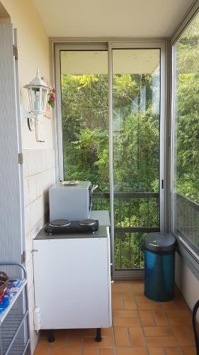 uma cozinha com uma mesa com um computador portátil em Joli studio de 26 m² avec véranda de 6 m² calme et vue sur montagne em Amélie-les-Bains-Palalda