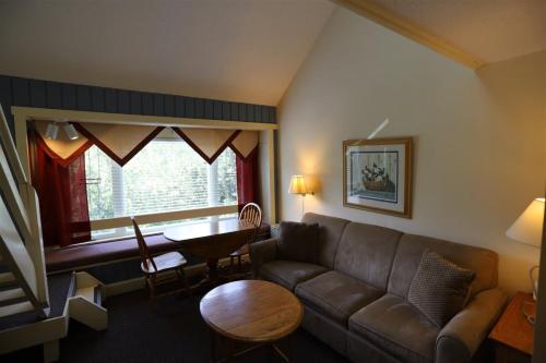 a living room with a couch and a table at Inns Of Wv 405, 1bd, Waterville Valley in Waterville Valley