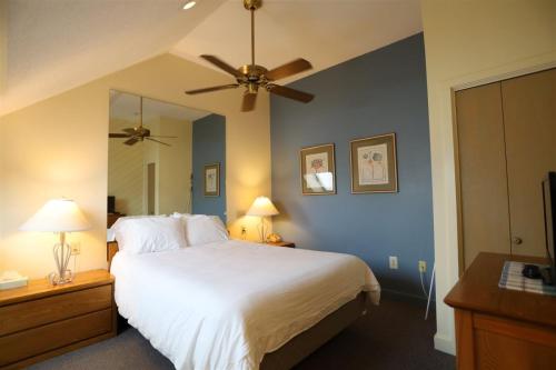 a bedroom with a large white bed and a ceiling fan at Inns Of Wv 405, 1bd, Waterville Valley in Waterville Valley
