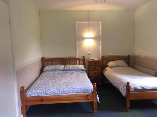 The Falcon Inn Retreat tesisinde bir odada yatak veya yataklar