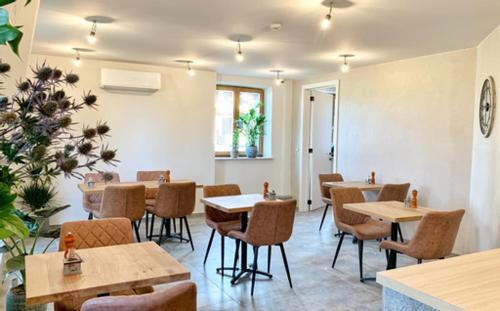 een restaurant met tafels en stoelen in een kamer bij B&B elzartwinning in Hasselt