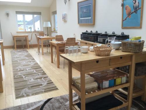 een woonkamer met een tafel en een fornuis bij Tregenna Licenced Bed & Breakfast in Pembroke