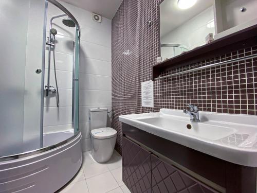 uma casa de banho com um lavatório, um WC e um chuveiro em Hotel Nevada em Constança