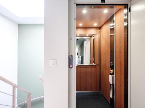 korytarzem z drzwiami z lustrem w obiekcie b & b St-Hubert w mieście Sint-Martens-Lennik