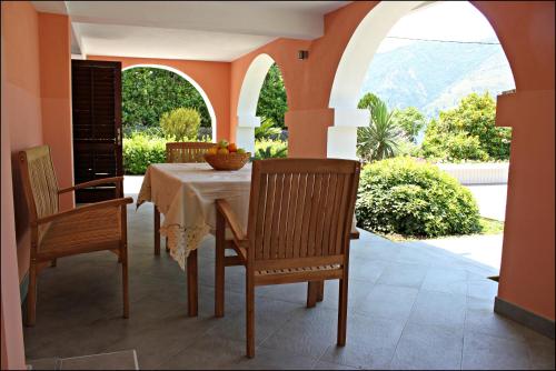 uma sala de jantar com mesa e cadeiras em Accommodation Tomcuk em Kotor