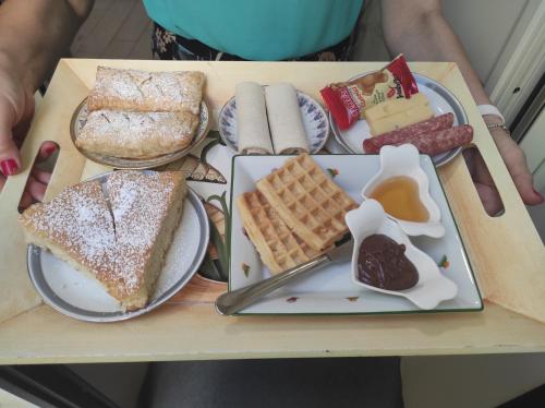 une table avec un plateau de petit-déjeuner dessus dans l'établissement Dove nasce il Sole B&B, à Nicolosi