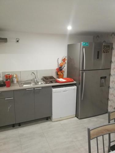 パライユ・ル・モニアルにあるChambres d'Hôtes Roselandのステンレス製の冷蔵庫とシンクを備えたキッチン