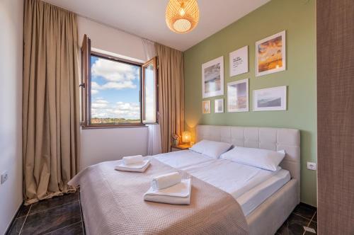 Zlatibor Hills Stars في زلاتيبور: غرفة نوم عليها سرير وفوط