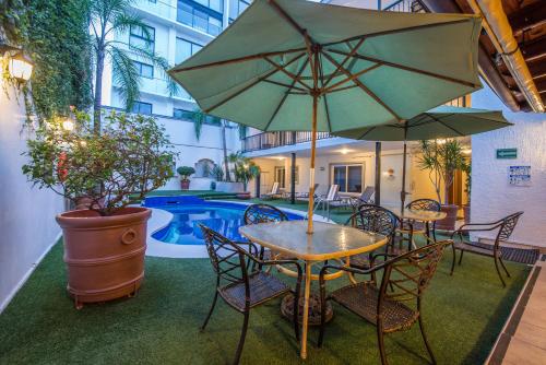 Bazén v ubytování Del Marques Hotel and Suites nebo v jeho okolí