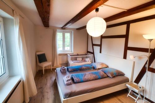 Un pat sau paturi într-o cameră la Cozy apartment close to Zurich Airport and City