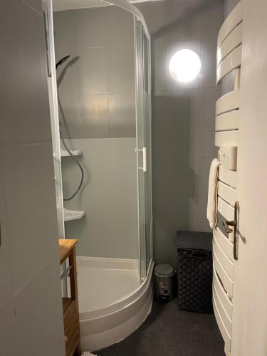 een badkamer met een douche en een glazen douchecabine bij Appartement avec piscine privée in Cagnes-sur-Mer