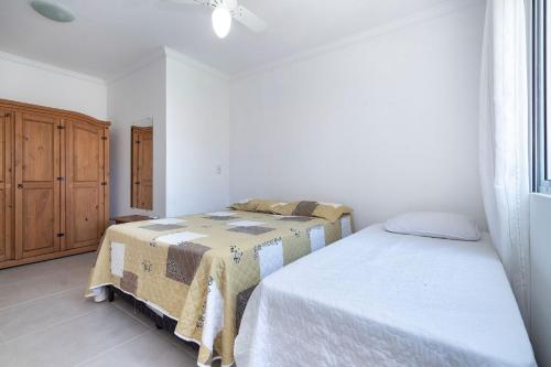 Aluguel Apartamento 2 quartos s/1 suíte | Bombas/SC tesisinde bir odada yatak veya yataklar