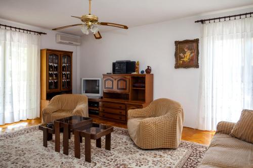 Una televisión o centro de entretenimiento en Apartments Ratković
