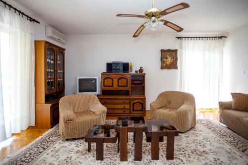 Una televisión o centro de entretenimiento en Apartments Ratković