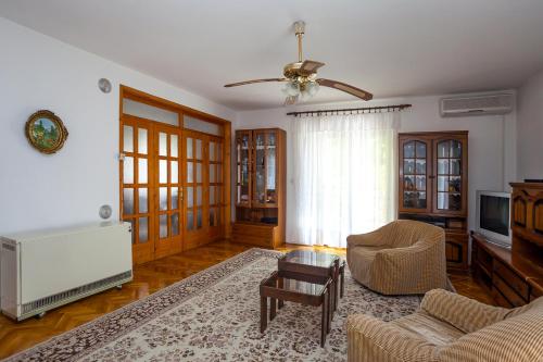 Una sala de estar con un sofá y un televisor. en Apartments Ratković, en Tivat