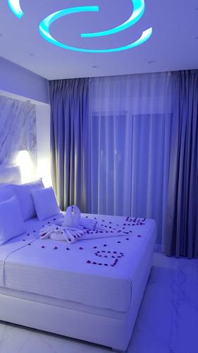 a bedroom with a white bed with a blue ceiling at Apartamento Marina Smir in Tetouan