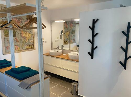 A bathroom at Pool house-L'hirondelle de Sermizelles- grand jardin, calme et nature aux portes du Morvan
