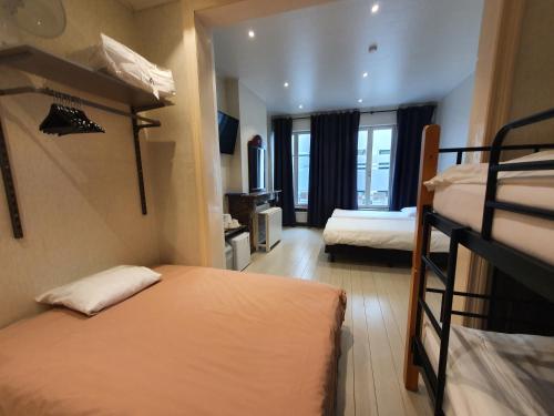Postel nebo postele na pokoji v ubytování Albert - Rooms