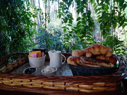 een mand brood zittend op een tafel bij Cabañas Hurra Pampa in Mar de las Pampas
