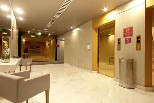 a lobby of a building with a waiting room at Crowne Plaza Barranquilla by IHG in Barranquilla
