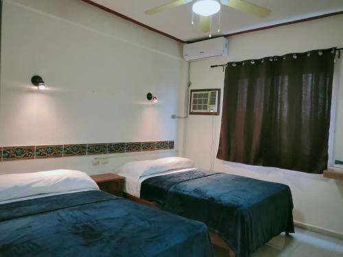 En eller flere senge i et værelse på HOTEL CASA VEINTITRES