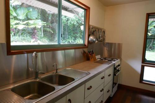 Kitchen o kitchenette sa Fanpalm Creek Hideaway