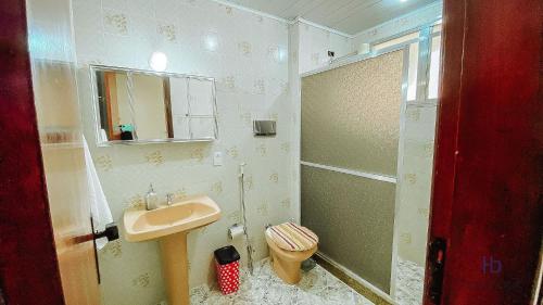 Bathroom sa Apto a 400 m da praia do Centro - WIFI 200MB - TV Smart - Cozinha equipada - Garagem - Ar condicionado