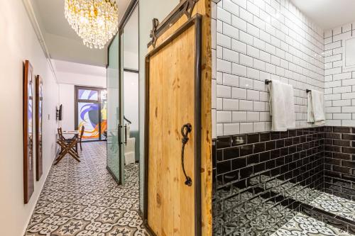 bagno con doccia e porta in legno di Villa Pera Suite Hotel a Istanbul