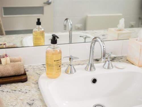 Bathroom sa Turnstone Beach House