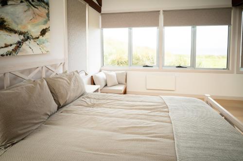Ένα ή περισσότερα κρεβάτια σε δωμάτιο στο Turnstone Beach House