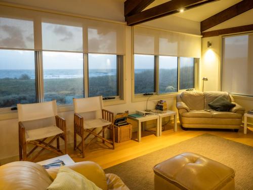 Χώρος καθιστικού στο Turnstone Beach House