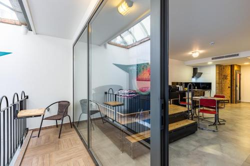 una camera con pareti in vetro e tavolo e sedie di Villa Pera Suite Hotel a Istanbul