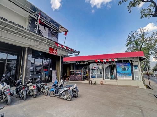 um grupo de motociclos estacionados em frente a uma loja em OYO Life 90570 Heboh Guest House Syariah em Ciwalengka