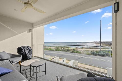 Port Noarlunga SouthMeander - Port Noarlunga South - C21 SouthCoast Holidays的客厅设有海景大窗户