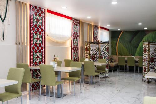 a restaurant with tables and chairs and colorful walls at Гостинний двір "Марія" in Kropyvnytskyi