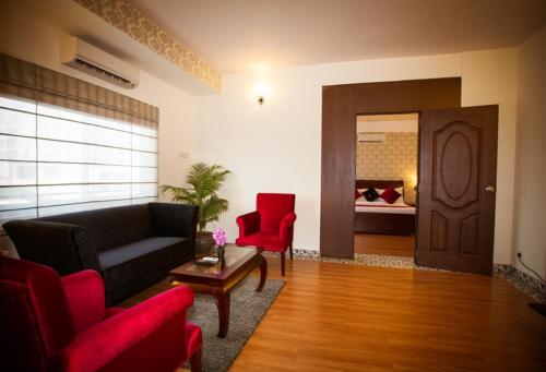 Area tempat duduk di Orchid Suites - A Boutique Hotel Bangalore Off Residency Road