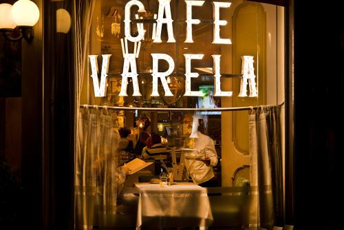 a store window with a cafe yard sign in the window at Preciados in Madrid
